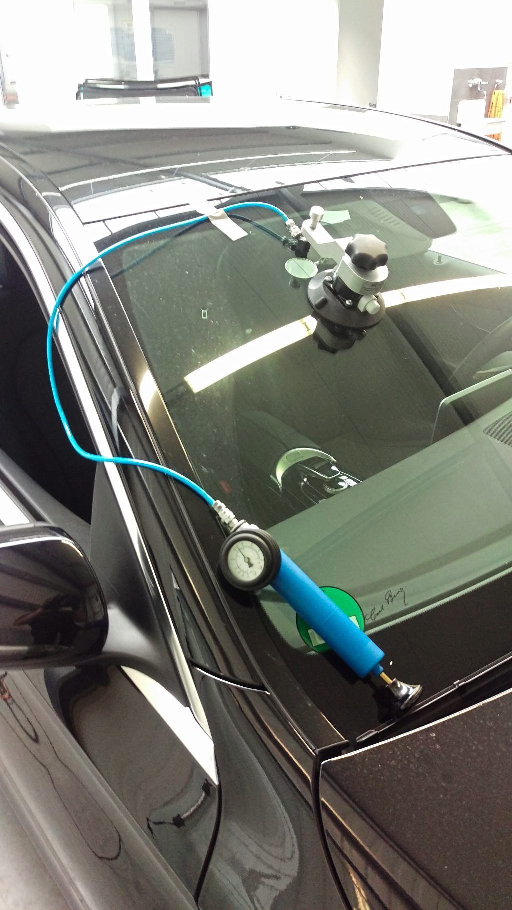 ein Auto mit einem blauen Kabel an der Windschutzscheibe