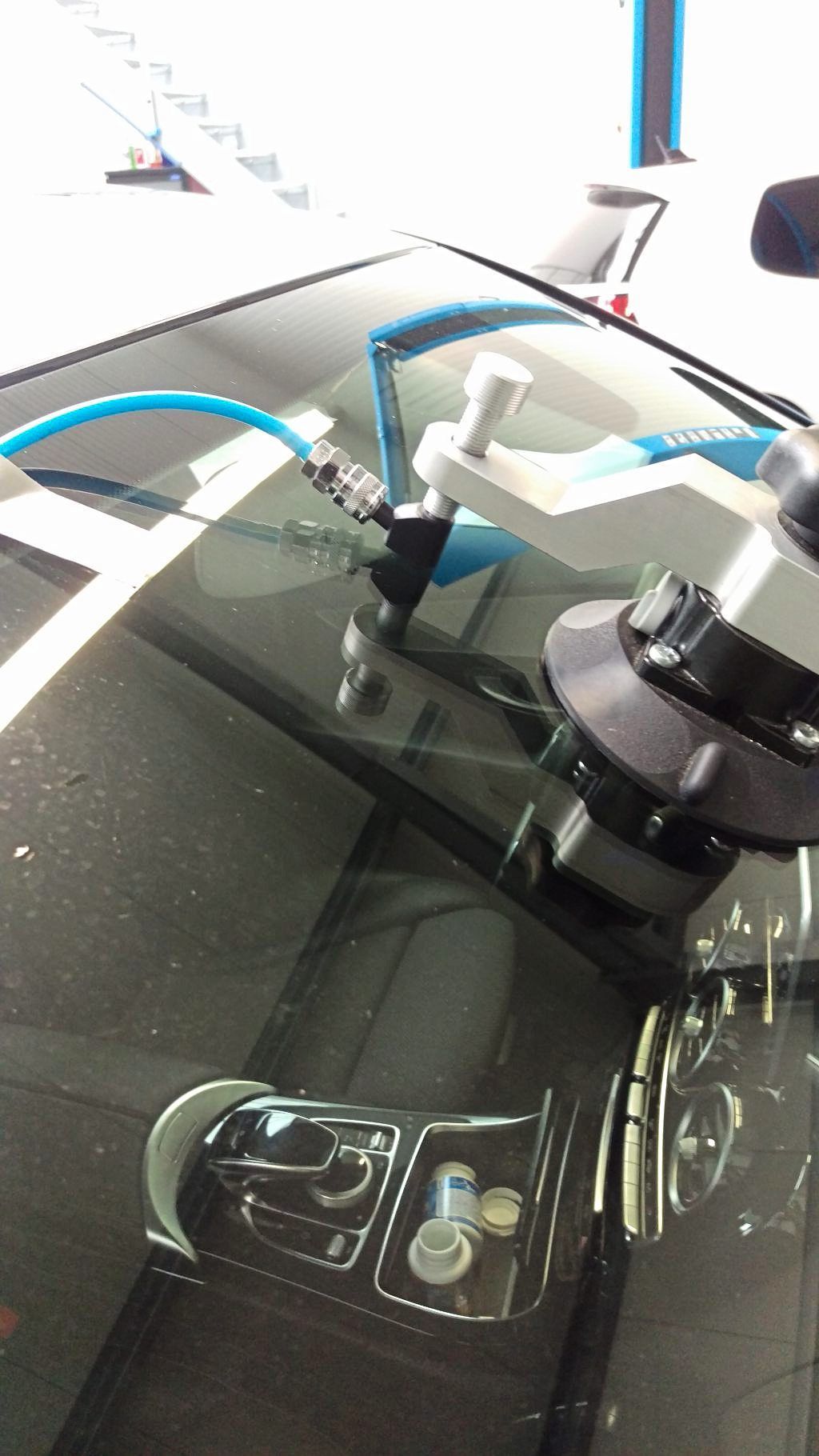 eine Nahaufnahme eines Autos bei einer Scheibenerneuerung