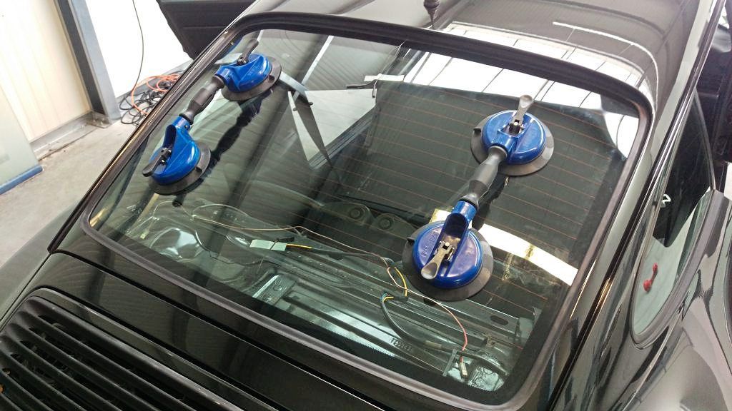 ein Auto mit einem neuen Windschutzscheibe installiert