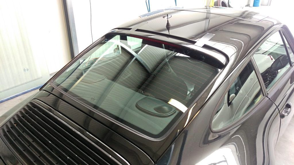 ein schwarzes Auto steht in einem Autohaus