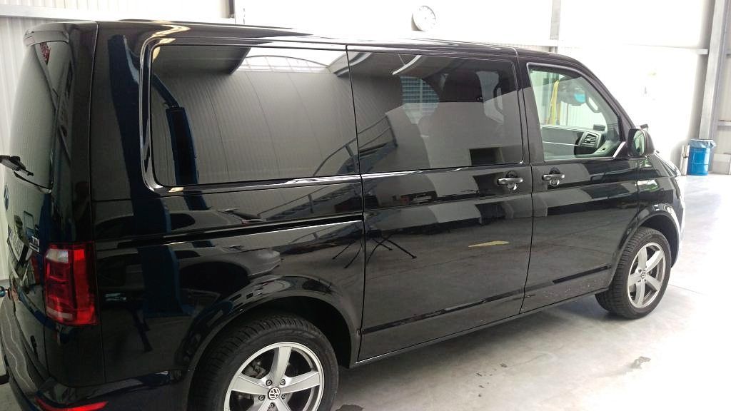 ein schwarzer Kleinbus mit Scheibentönung