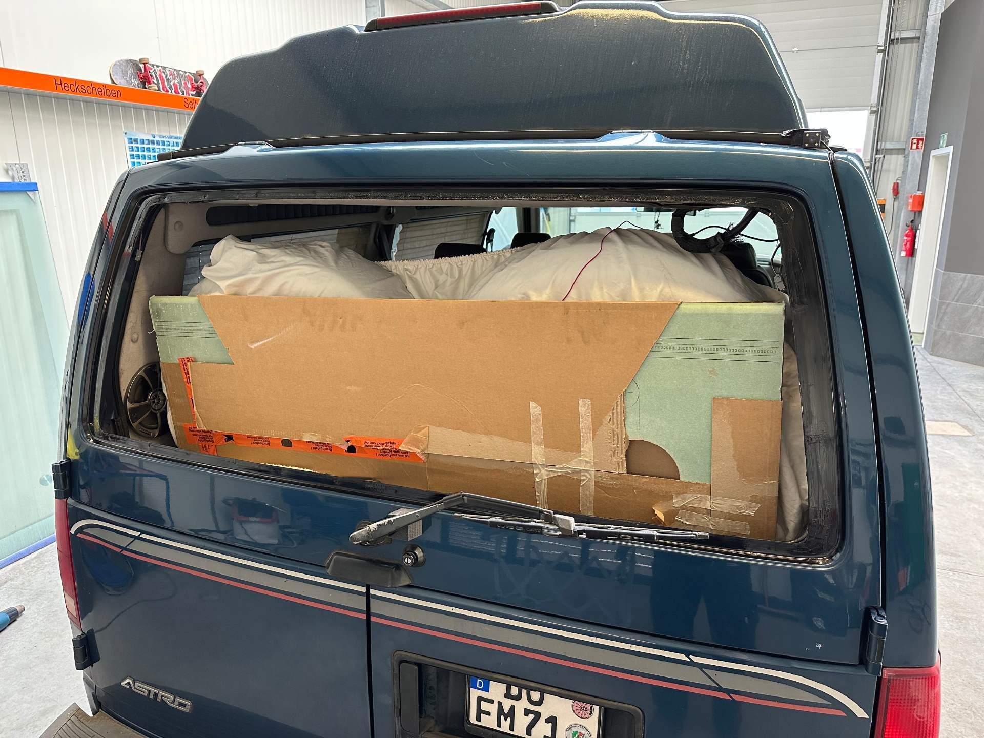 ein blauer astro van ohne Heckscheibe