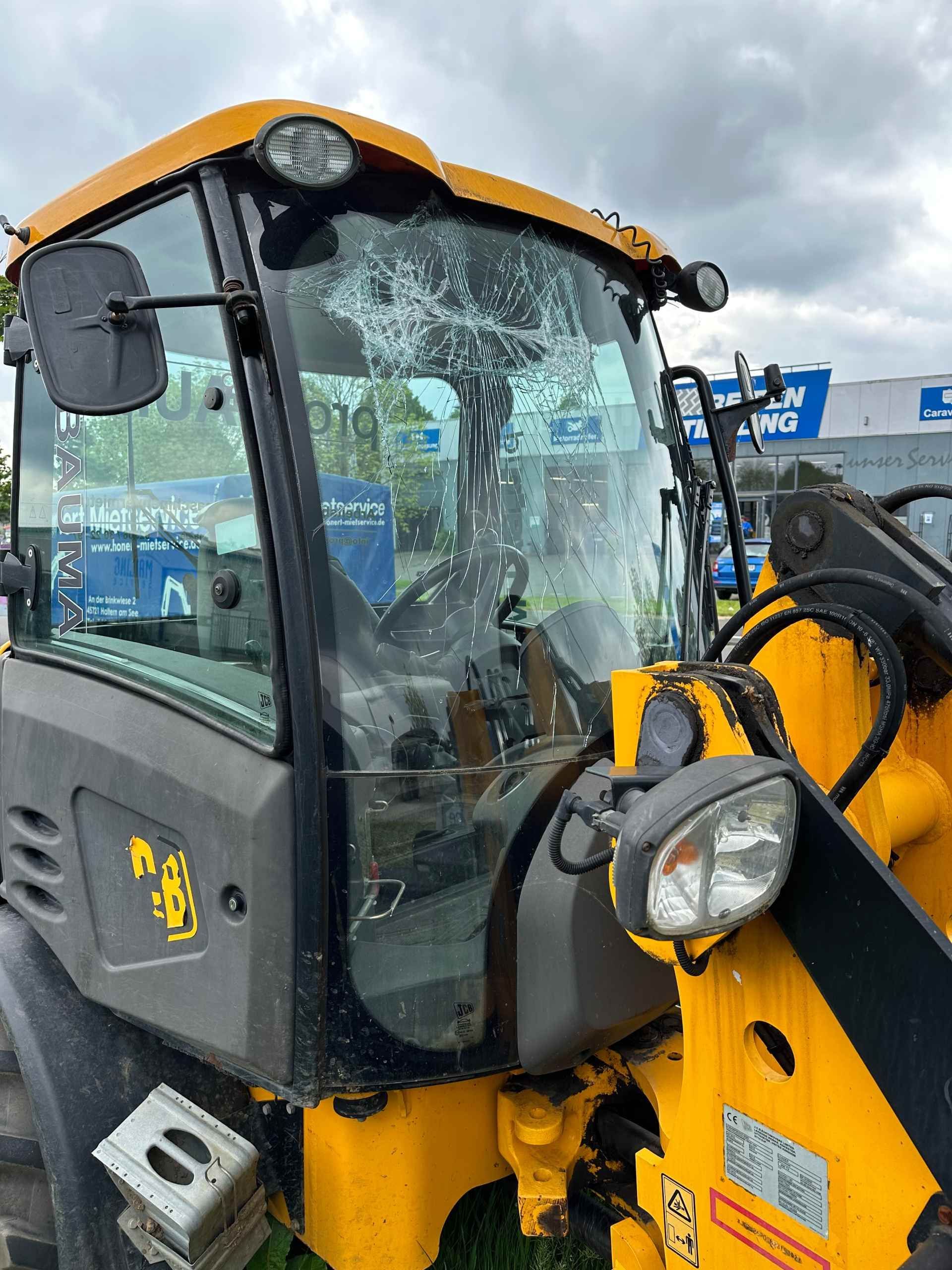 Ein gelber Traktor mit kaputter Windschutzscheibe