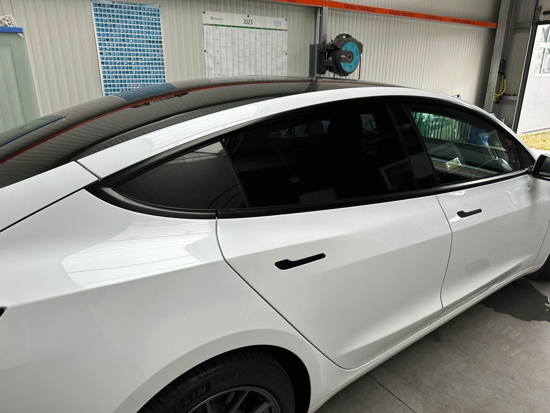 Tesla Fahrzeug mit getönten Scheiben