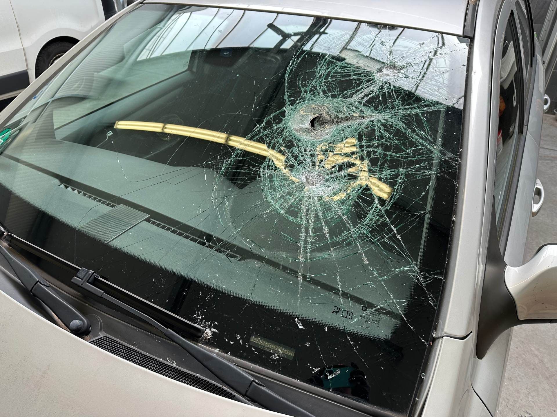 ein Auto mit einem zerbrochenen Windschutzscheibe