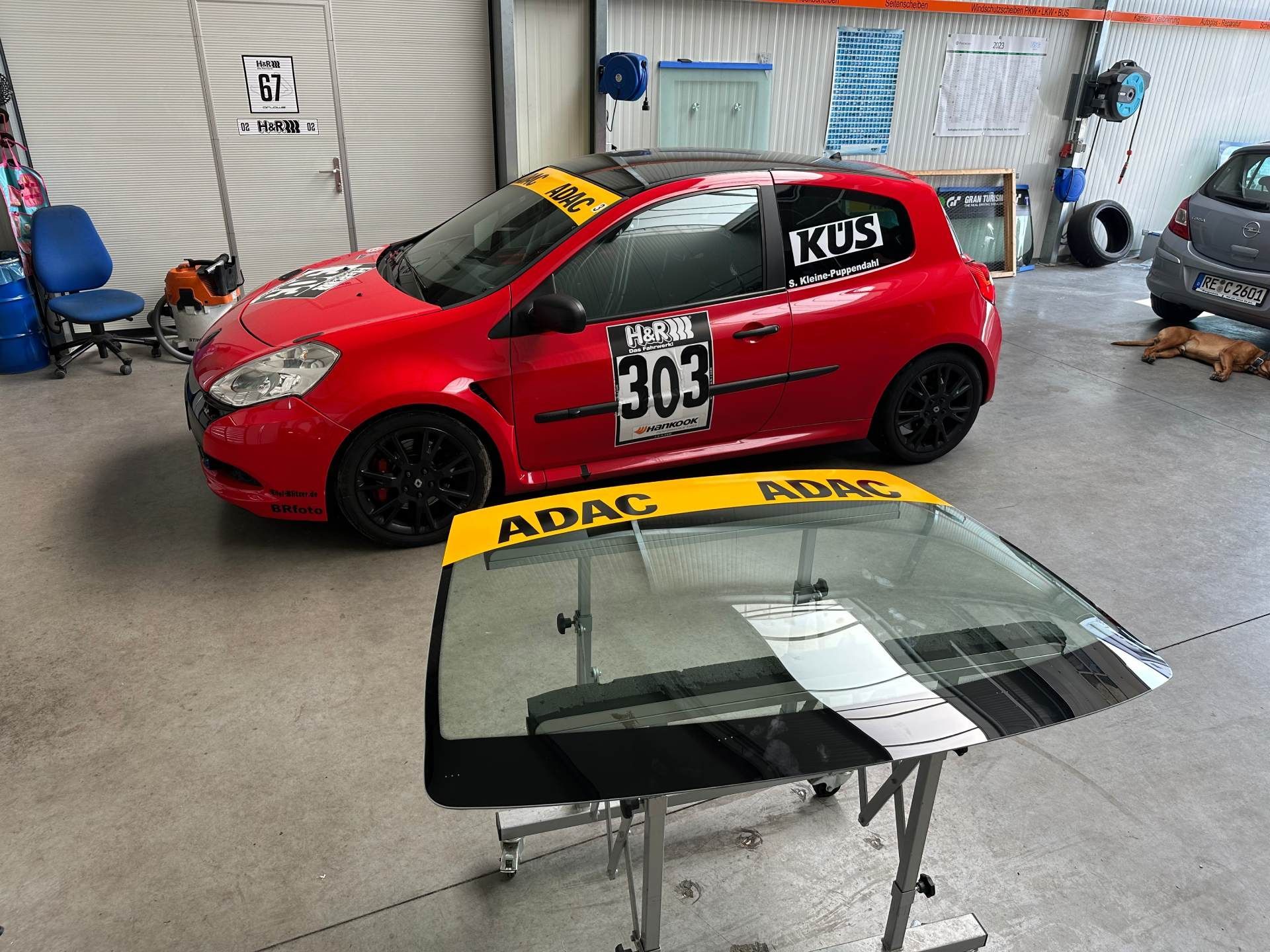 Ein rotes Auto mit der Nummer 303