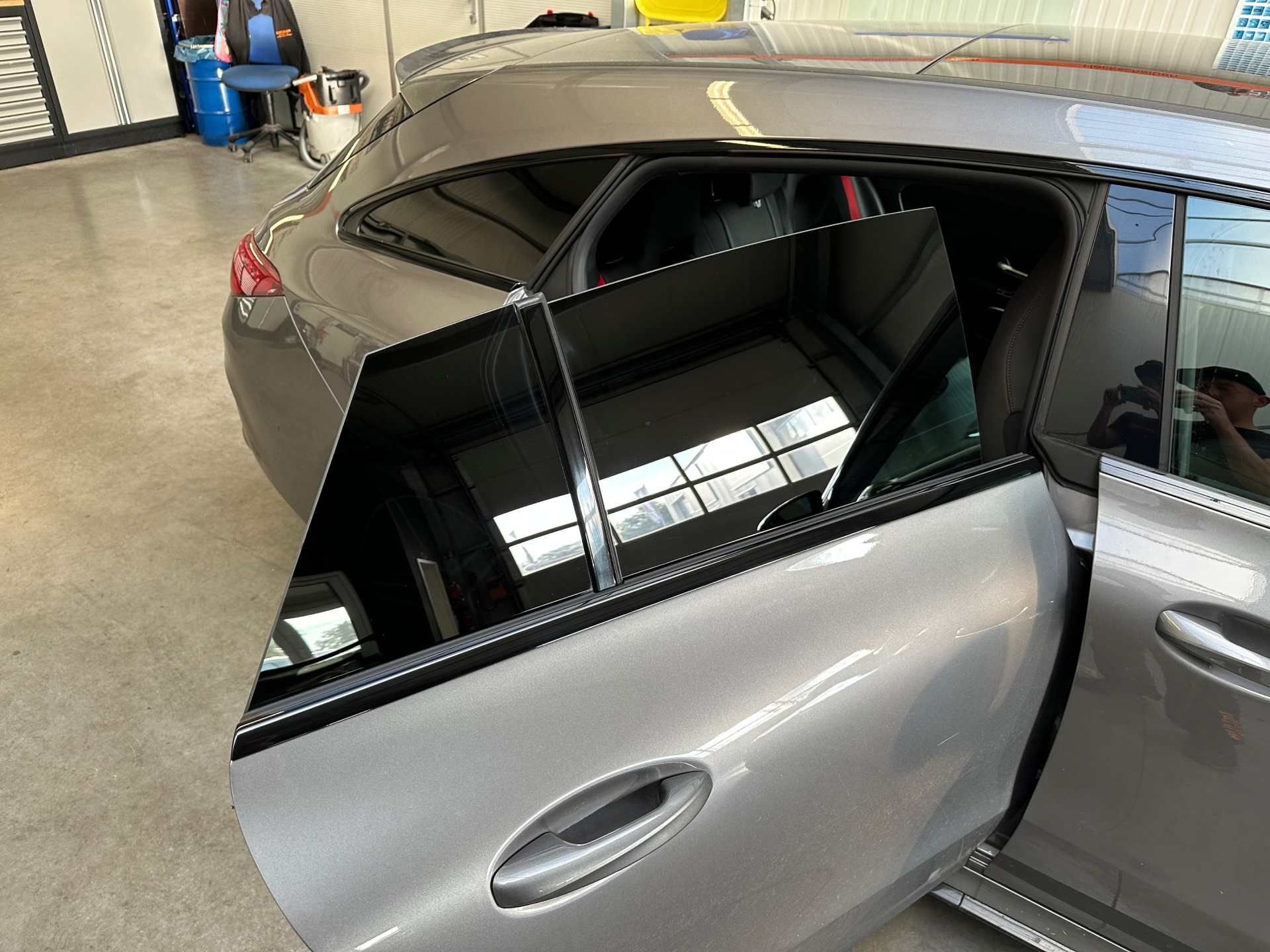 Auto mit offener Tür und mit getönten Scheiben