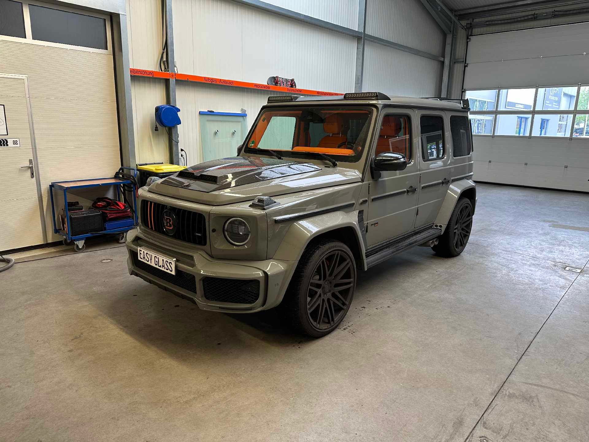 Ein Mercedes Benz G63 steht in einer Garage.