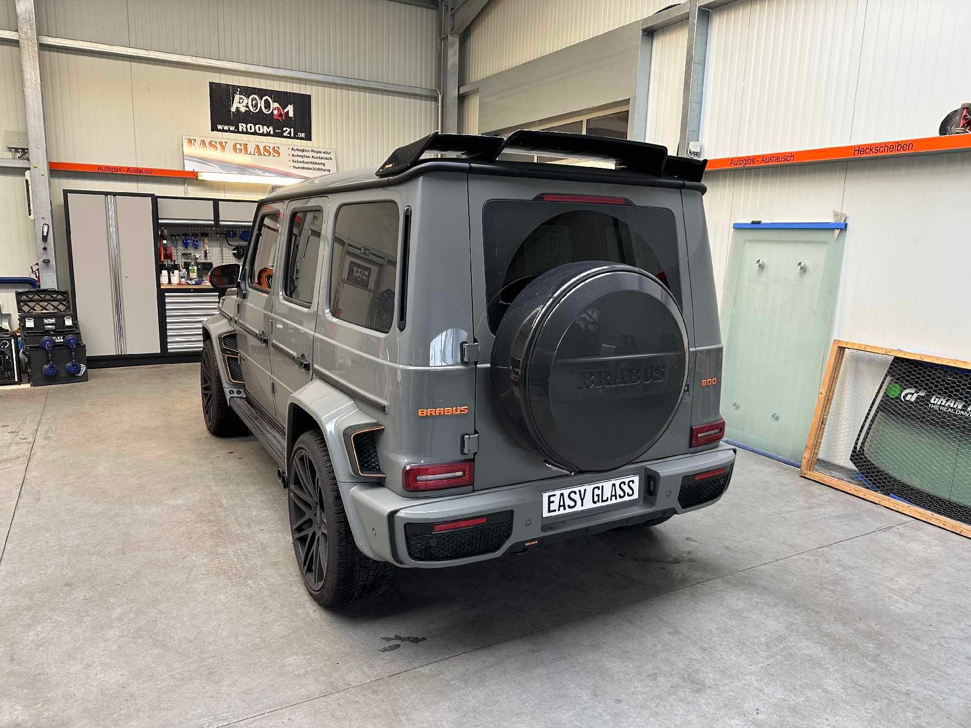 Ein Mercedes Benz G63 steht in einer Garage.