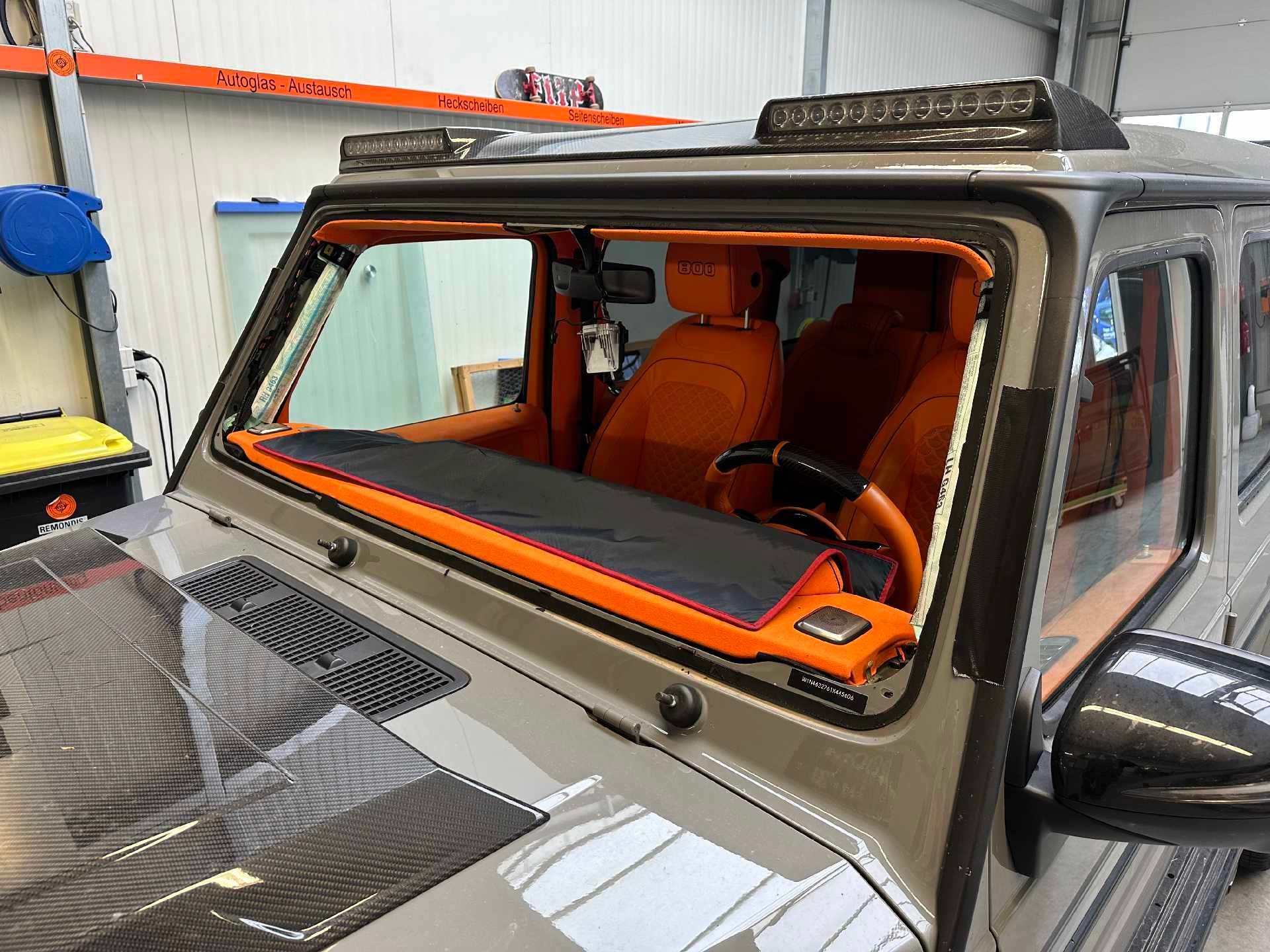 Ein Auto mit einem Dachgepäckträger steht in einer Garage.