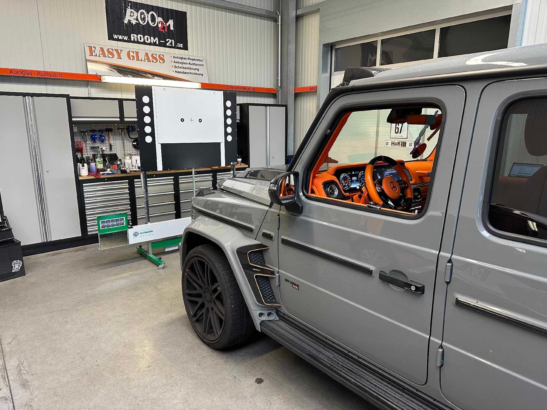 Ein Mercedes Benz G63 steht in einer Garage.