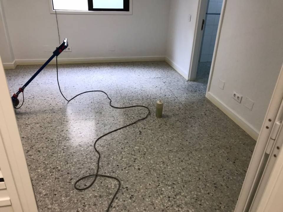 Una habitación vacía con una aspiradora en el suelo.