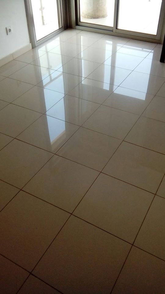 Una habitación con suelo de baldosas y una puerta corrediza de cristal.