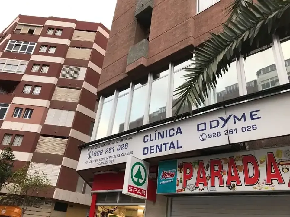 Un edificio con un cartel que dice clínica dental.