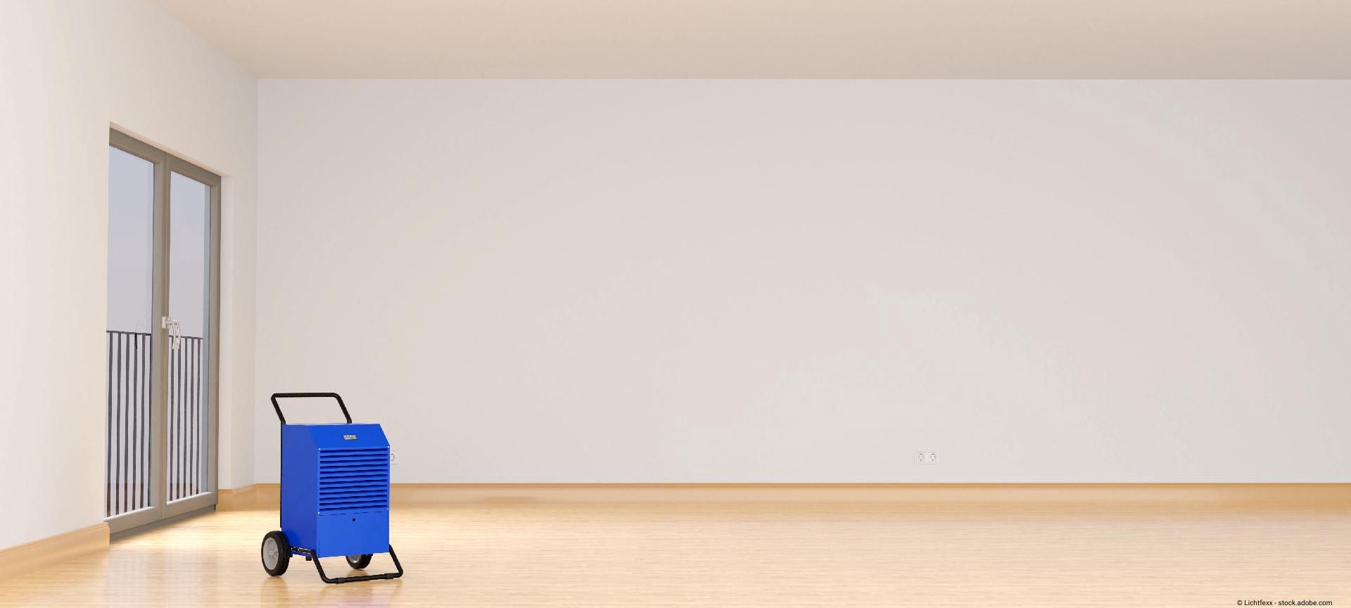 Blaue Maschine in leerem, hellen Zimmer