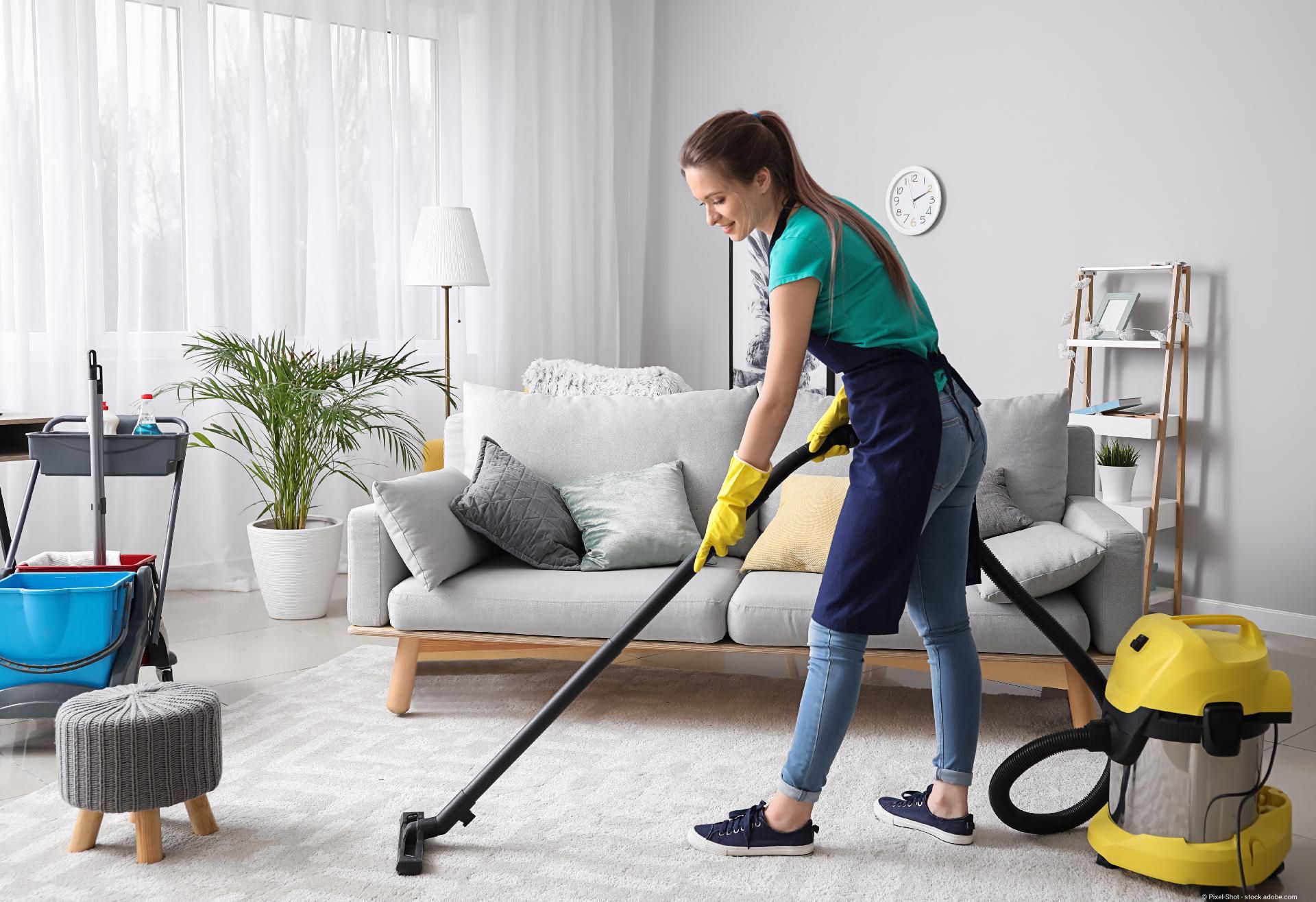 Helles Interieur mit Pflanzen und Teppich