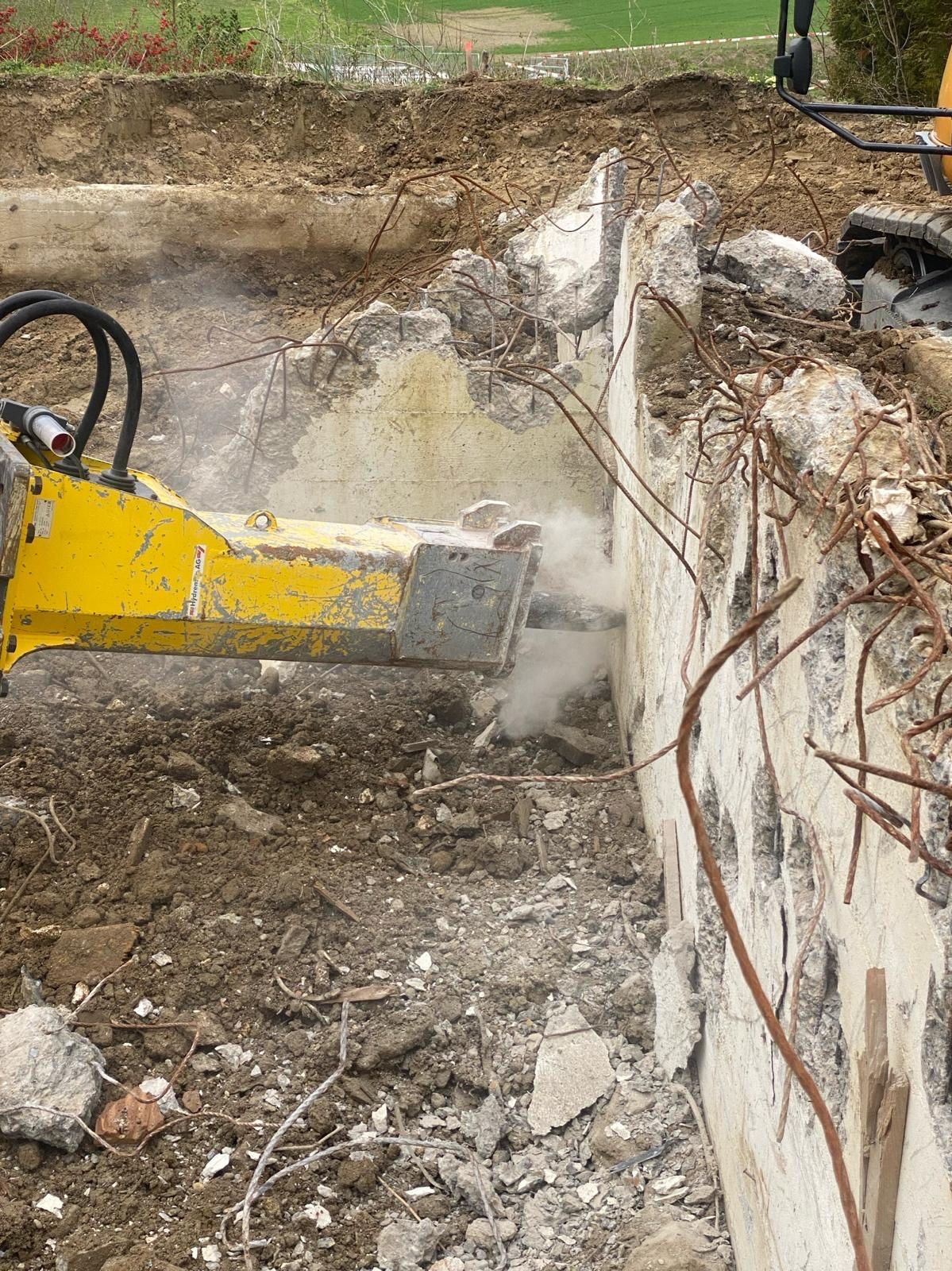 Machine de démolition contre un mur.