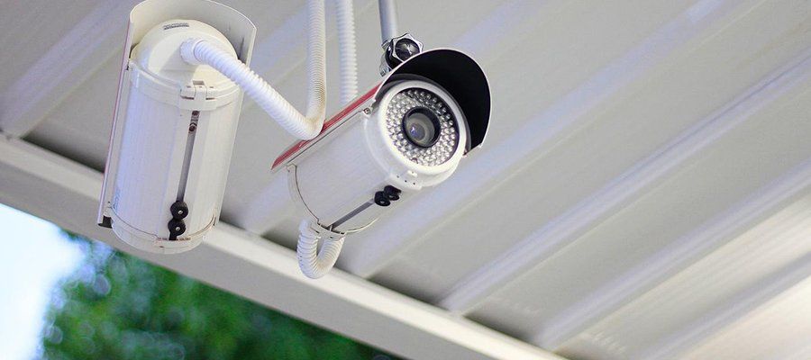 Une caméra de surveillance en extérieur