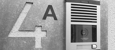 Un interphone avec le numéro d'appartement