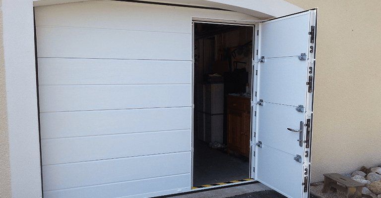 Porte de garage avec une porte ouverte
