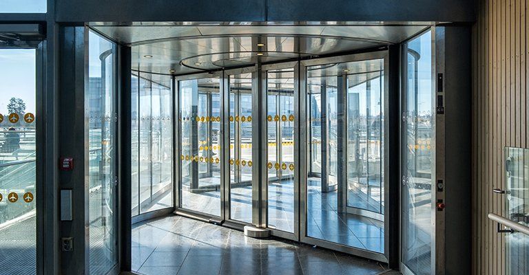 Des portes automatiques dans un aéroport
