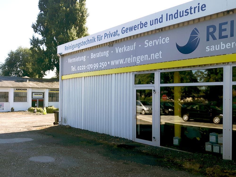 Ein Gebäude mit einem Schild mit der Aufschrift „Reinig sauber“ darauf