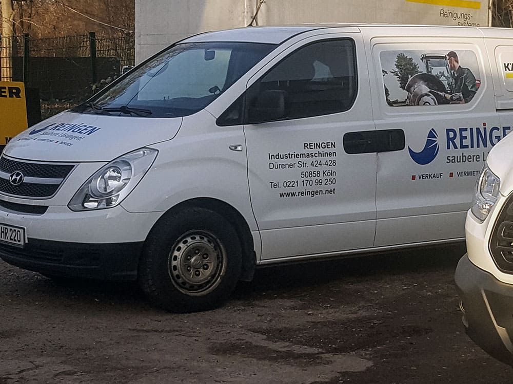 Ein weißer Lieferwagen mit dem Wort „Reinge“ auf der Seite