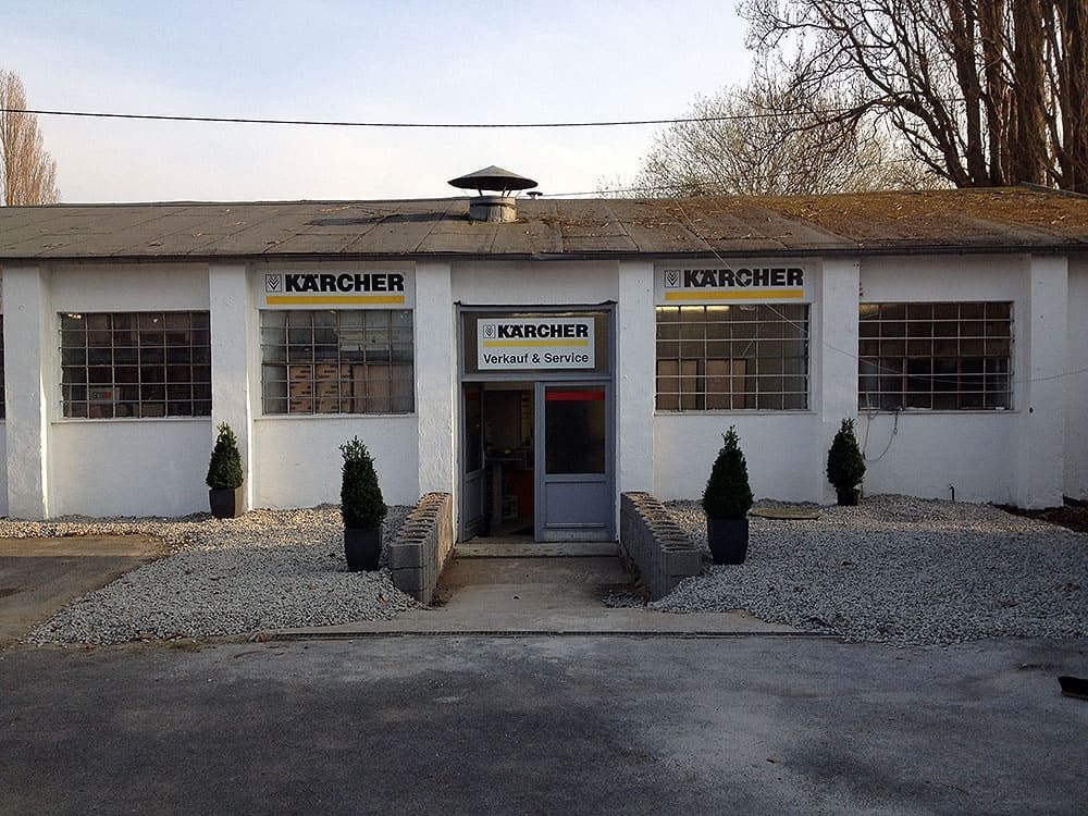 Ein weißes Gebäude mit dem Wort Karcher darauf