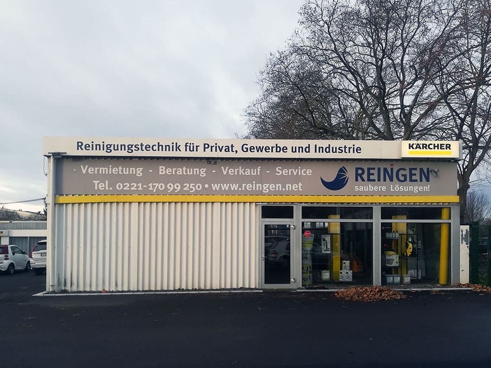 Ein Gebäude mit dem Wort „reinigen“ darauf