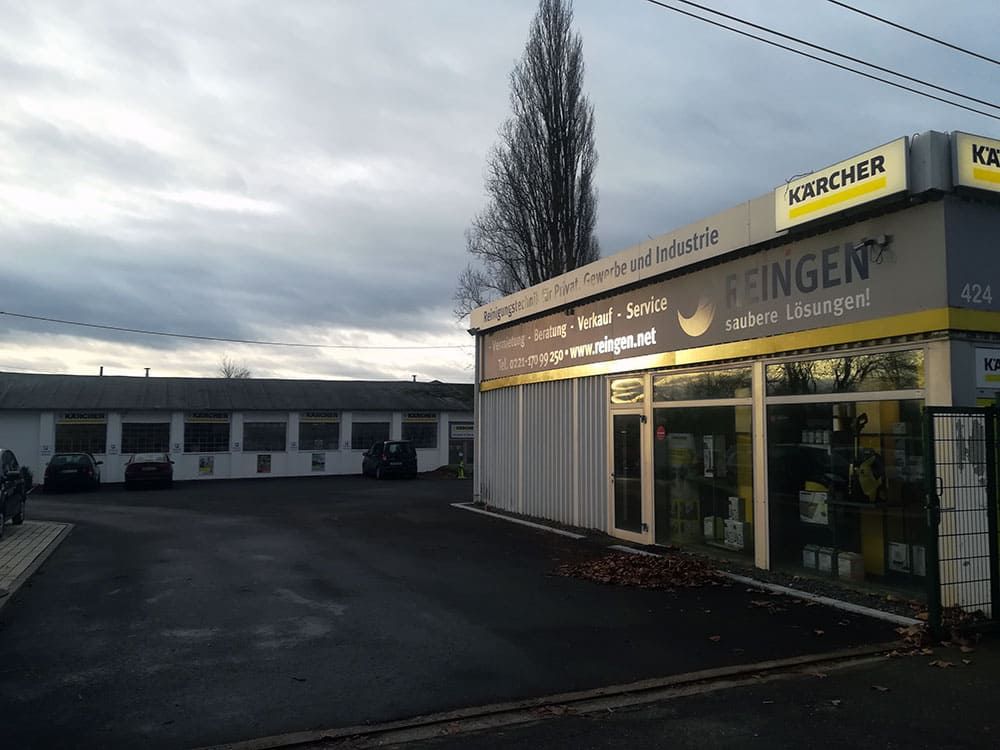 Ein Gebäude mit einem Schild mit der Aufschrift „Karcher“ darauf