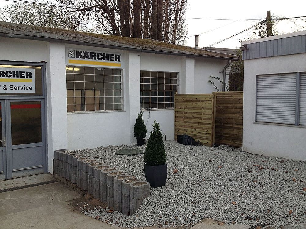 Ein Gebäude mit einem Schild mit der Aufschrift „Karcher“ darauf