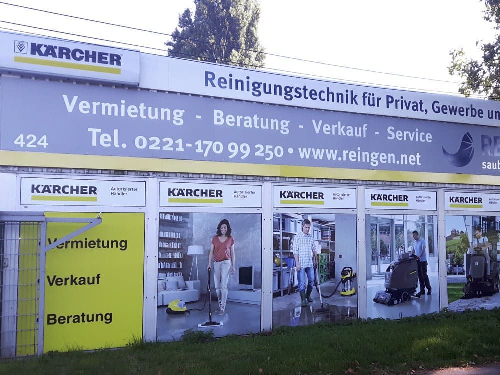 Ein Gebäude mit einem großen Schild mit der Aufschrift „Karcher“ darauf