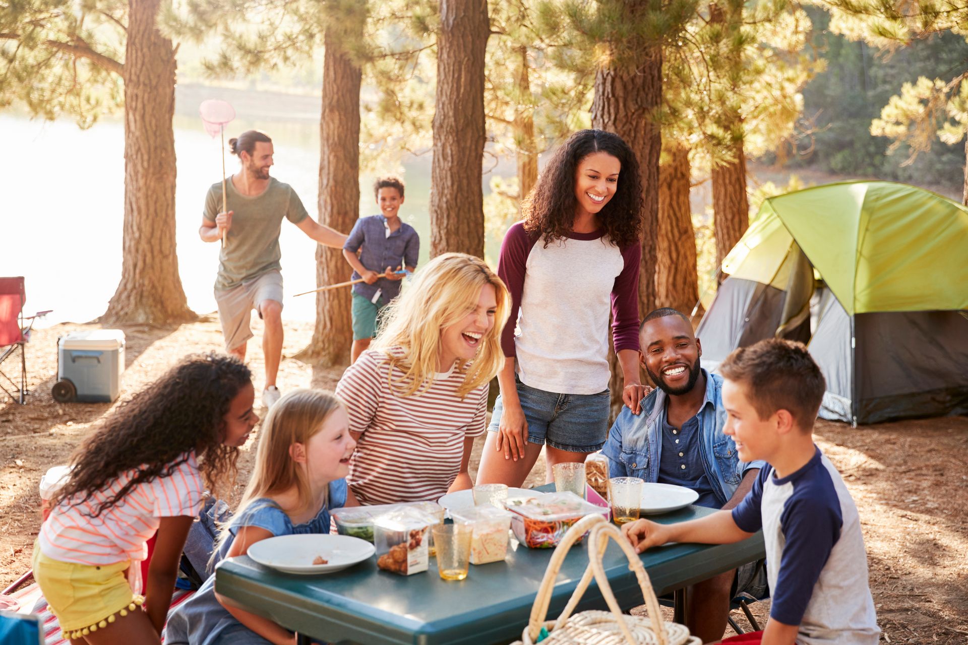 Un groupe de personnes autour d'une table