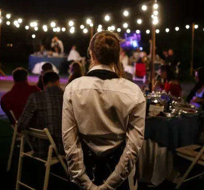 Une dame de dos regarde vers les lumières