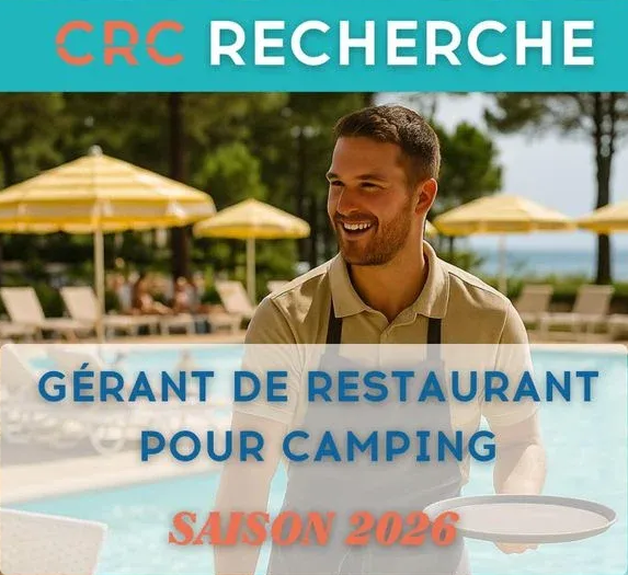 Un monsieur souriant devant une piscine