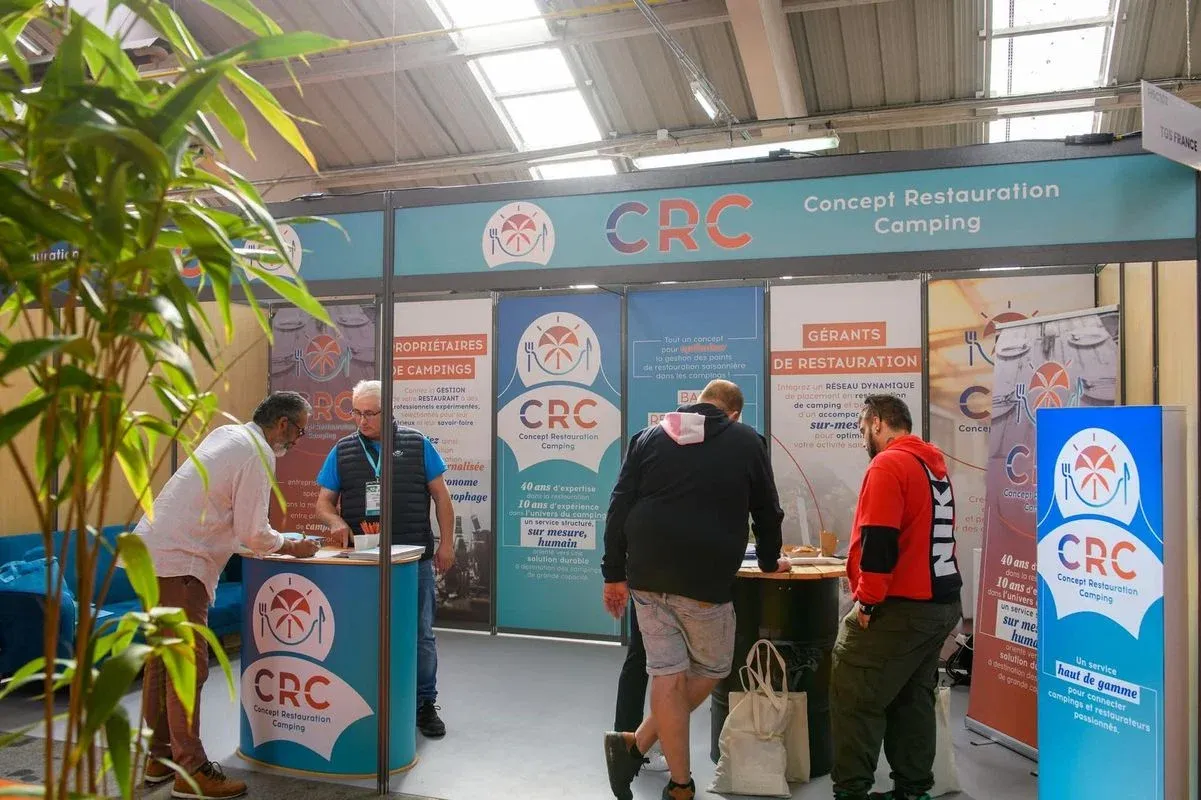 Des personnes sur le stand CRC