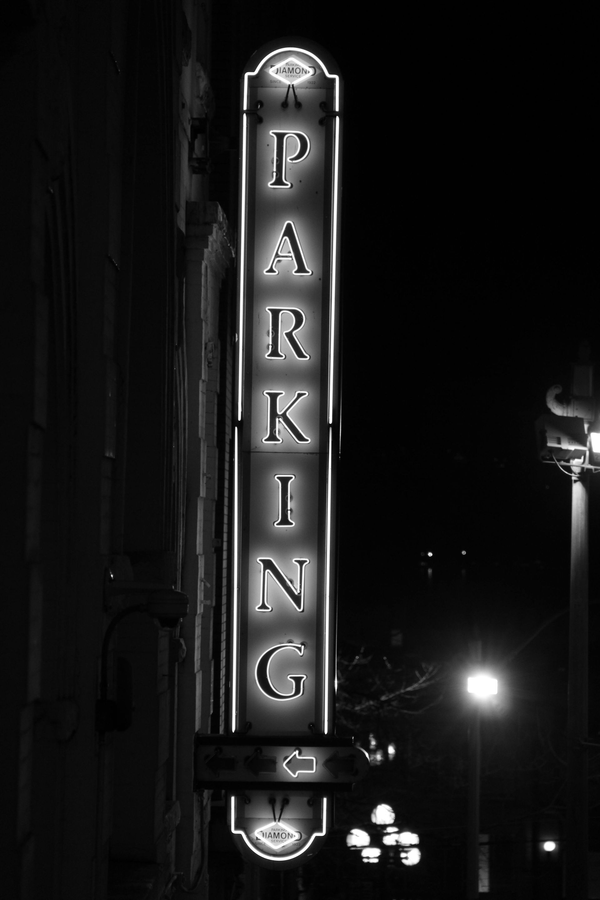 A black and white photo of a parking sign Bed and Breakfast / Alt Hotel