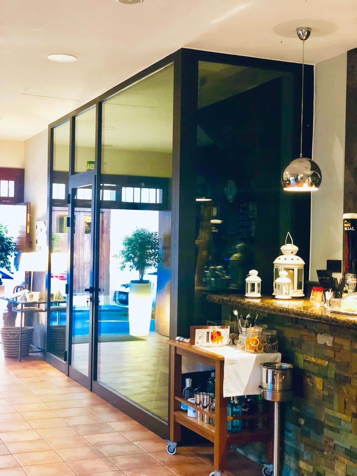 Un restaurante con una gran pared de cristal y un mostrador.