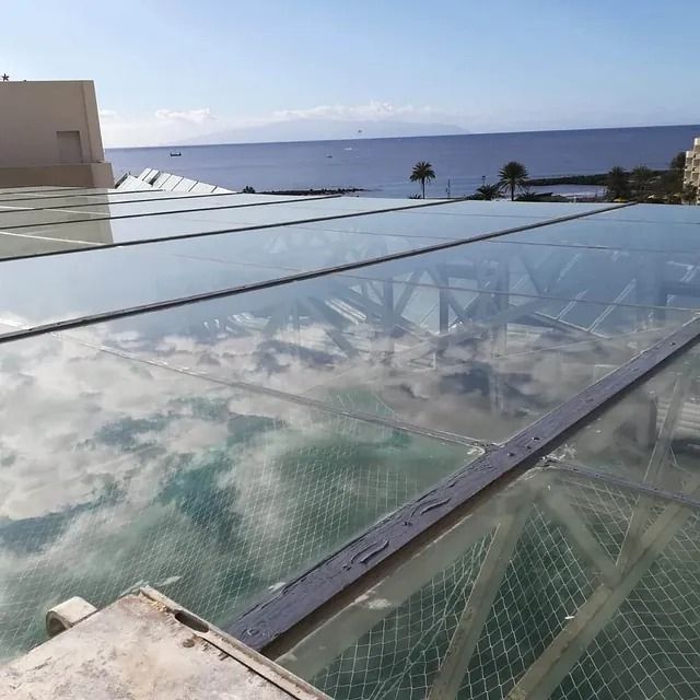 Una vista del océano desde el tejado de un edificio.