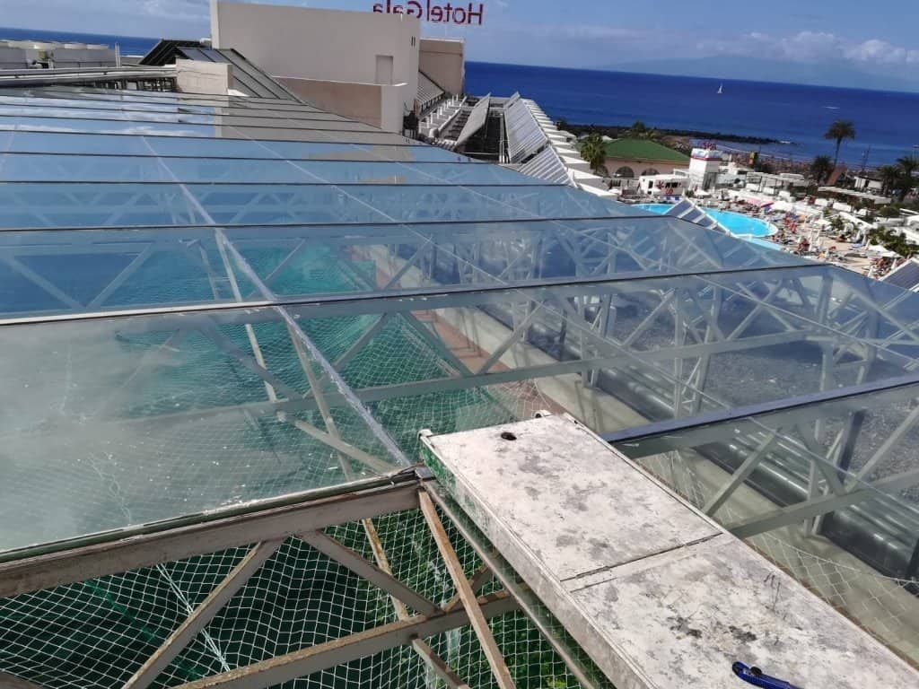 Un gran techo de cristal de un edificio con vistas al océano.