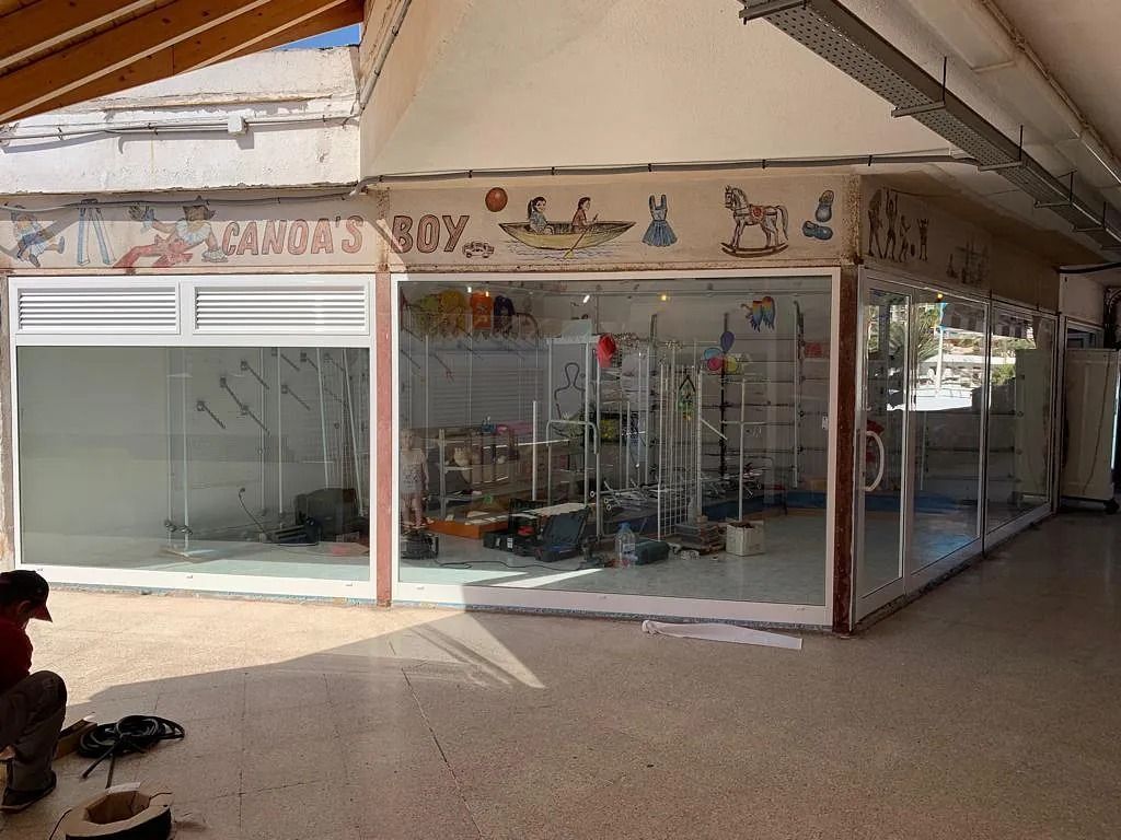 Un edificio con muchas puertas y ventanas de vidrio.