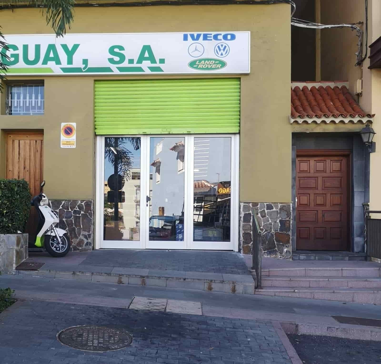 Un escaparate con un cartel que dice iveco