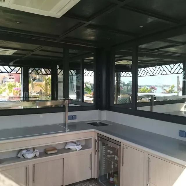 Una cocina con muchos gabinetes y un refrigerador.