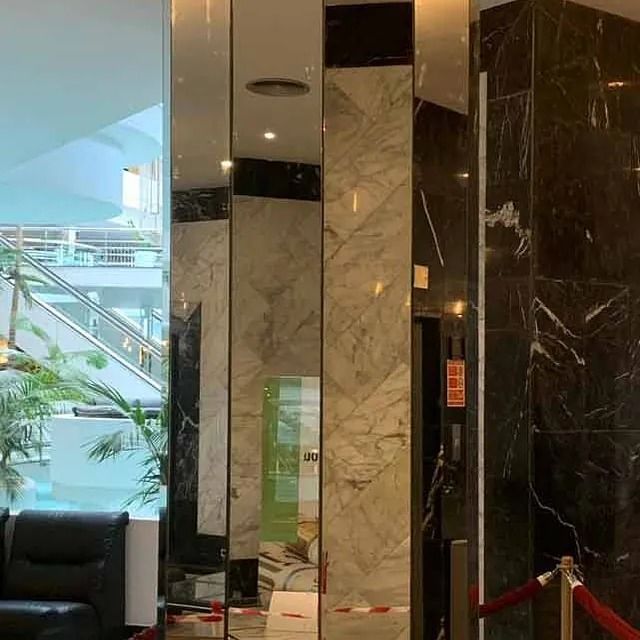 Hay un espejo grande en el medio de la habitación.