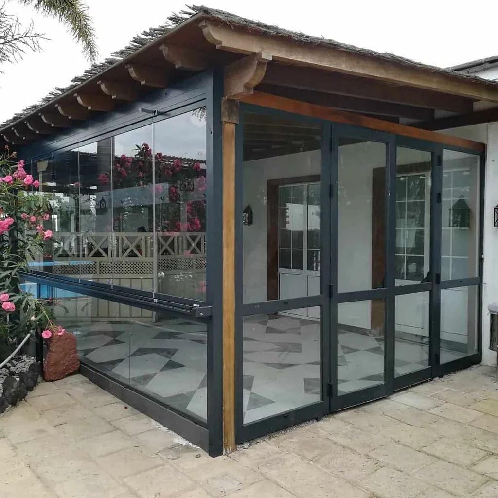 Una casa con muchas puertas y ventanas de vidrio