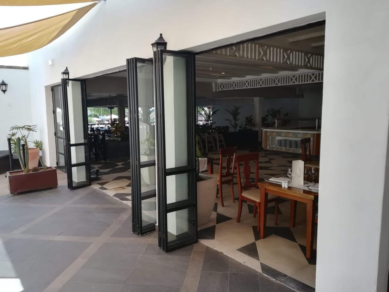 Un restaurante con muchas mesas y sillas.