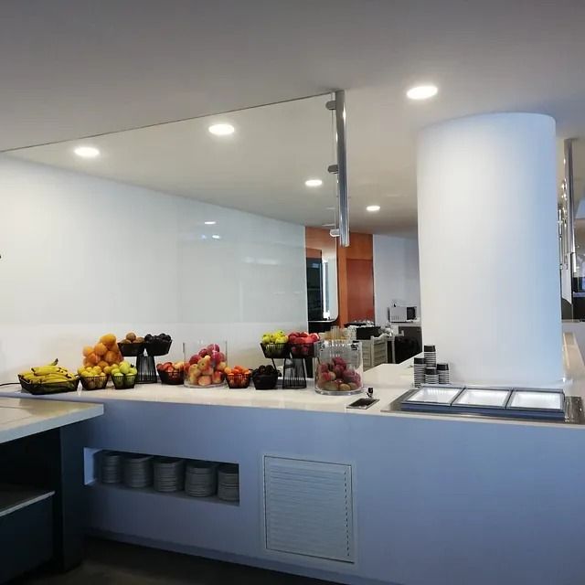 Un buffet con mucha fruta en el mostrador.