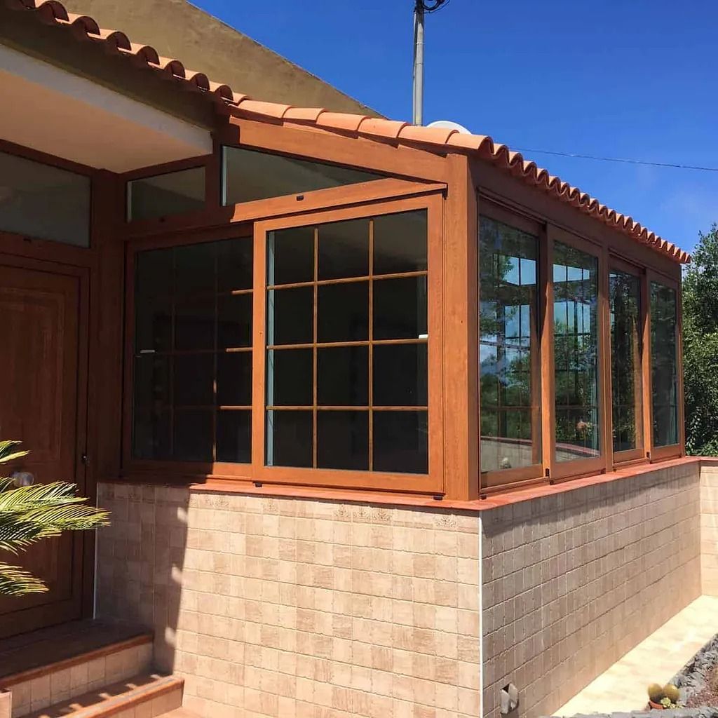 Una casa con muchas ventanas y techo