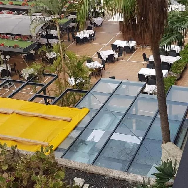 Una vista aérea de un restaurante con mesas y sillas.