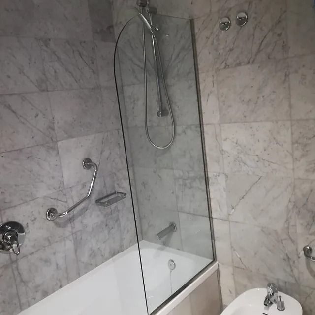 Un baño con bañera y bidé